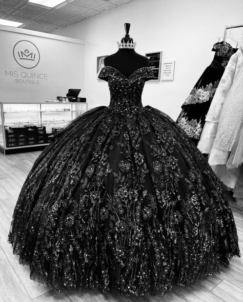 Quince Doll Black Dress, Black And White Sweet 16 Dresses, White And Black Quinceanera Dresses, Black And White Quince Dress, Black Qencenera Dress, Quinceanera Dresses Black And White, Black Quinceanera Ideas, Black And Silver Quinceanera Dresses, Black And White Quinceanera Dresses