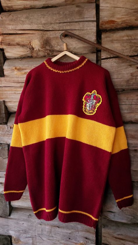 Свитер Гриффиндор Гарри Поттер Gryffindor Quidditch Sweater, Grifindor Aestethic Outfits, Harry Potter Hoodies, Harry Potter Outfit Ideas Gryffindor, Harry Potter Uniform Gryffindor, Gryffindor Jumper, Gryffindor Quidditch Uniform, Gryffindor Aesthetic Outfit, Gryffindor Sweatshirt