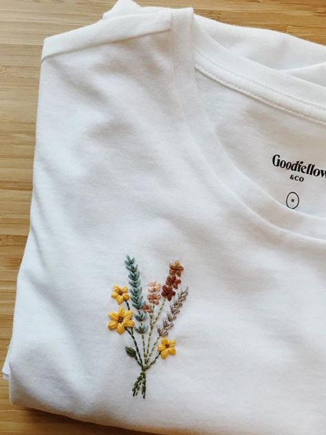 Floral Embroidery Patterns Shirt, Simple Embroidery Beginner, Embroidery Flowers On Shirts, Geometric Design Embroidery, Easy Landscape Embroidery, Simple T Shirt Embroidery, Crewneck Embroidery Diy, Hand Embroidery Patterns Sweatshirt, Red Sweatshirt Embroidery Ideas