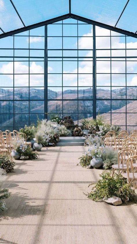 Western wedding dreams come to life at the remote Utah retreat, The Lodge at Blue Sky, where a luxury glass tent perched on the mountainside offers an unforgettable backdrop and panoramic vistas of the Wasatch Range. #AlwaysAuberge Producer & Planner: @michellerago Designer: @hmrdesigns & @rishithedesigner Tent: @hensleyeventresources Photo: @jamesandschulze Snowboard Wedding, Iphone Videography, Winter Mountain Wedding, Glass House Wedding, Fall Mountain Wedding, Winter Tent, Glass House Design, Wedding Venues Utah, City Wedding Venues