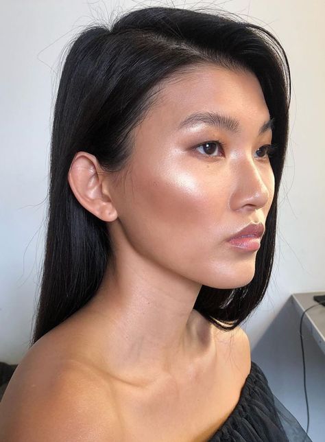 minimalist bronzed glowy skin summer makeup look. I love this for night time. Gorgeous luminous highlighter and bronzer 🔥 Bronze Makeup Asian, Glowy Bronze Makeup, Bronzed Makeup Look, Glowy Skin Makeup, Halloween Makeup Tutorials, Shine Makeup, Lipstick Looks, Bronze Makeup Look, Red Lipstick Looks