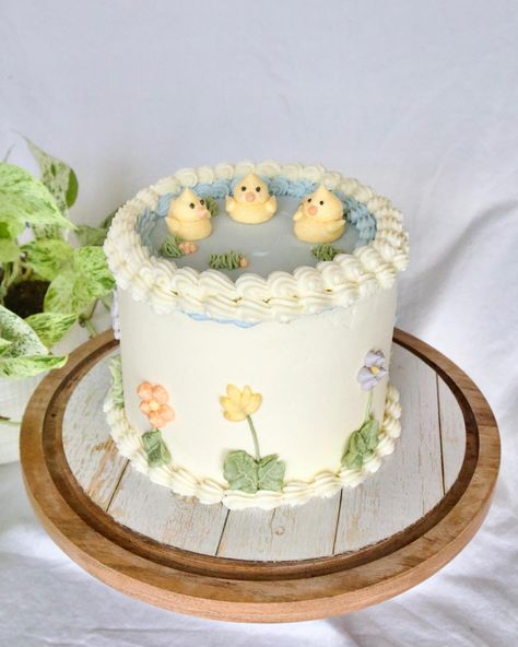 Duckling Cake Ideas, Duck Cake Aesthetic, 2 Layer Cake Ideas, Chicken Themed Birthday Cake, Duck Pond Cake, Cute Duck Cake, Birthday Cake Duck, Duck Theme Cake, Duck Cake Ideas