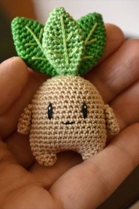 FREE crochet mini Mandrake pattern #amigurumipattern #amigurumi #crochetmandrake #amigurumimandrake #crochetpuppy #amigurumipuppy #crochettoy #amigurumitoy #crochetpattern #freeamigurumipattern Crochet Kawaii, Harry Potter Crochet, Crochet Mignon, Confection Au Crochet, Crochet Simple, Crochet Plant, Kawaii Crochet, Fun Crochet Projects, Crochet Diy