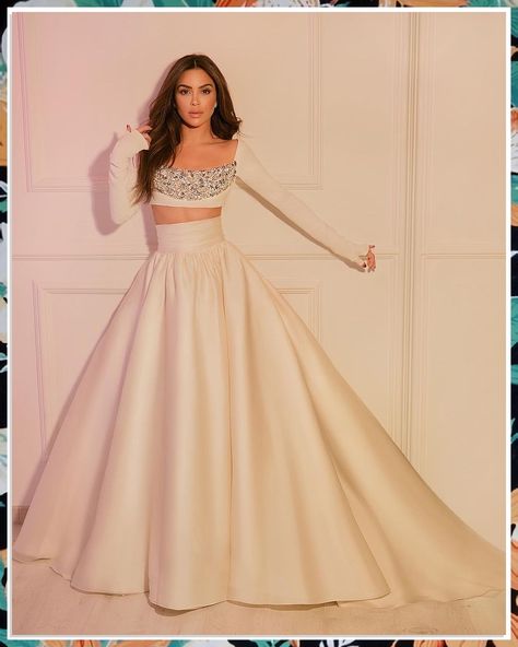 Looking for wedding outfit inspiration? Check out these 10 stunning wedding outfits ideas that will make you dress to impress on your special day. From elegant gowns to stylish suits, find the perfect ensemble to make a statement. Whether you're the bride, groom, or a guest, these outfit ideas will ensure you look your best. Get ready to turn heads and create unforgettable memories with these wedding outfit ideas. Couture, Suits For Women Professional, Wedding Outfits Ideas, Outfits Ideas Dress, Formal Suits For Women, Glamouröse Outfits, Trendy Outfits Indian, Lehenga Designs Simple, Indian Outfits Lehenga