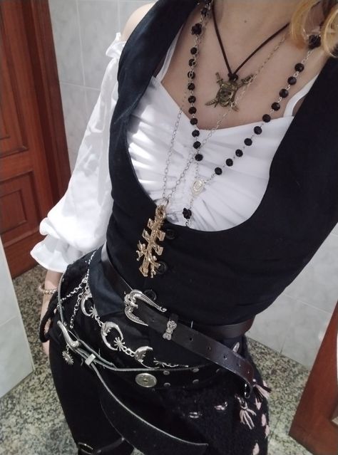 Cowboy Pirate Outfit, Pirate Outfit Inspo Female, Colorful Pirate Outfit, Pirate Outfits Female Aesthetic, Punk Pirate Outfit, Pirate Skirt Outfit, Pirate Goth Outfit, Lady Pirate Outfit, Women’s Pirate Outfit