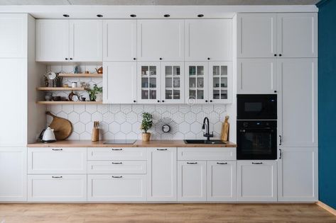 Hiasan Dalaman Dapur, Dapur Moden, Idea Dapur, Timeless Kitchen Cabinets, Reka Bentuk Dapur, Best Kitchen Cabinet Paint, Contemporary Kitchen Interior, Light Grey Kitchens, Interior Dapur