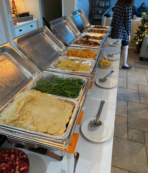 Tips for setting up chafing dishes this Thanksgiving. Chafing Dish Buffet Set Up, Chafing Dish Display Ideas Party, Chafing Dishes Buffet, Thanksgiving Buffet Table, Buffet Set Up, Lunch Catering, Dish Display, Chafing Dish, Buffet Set