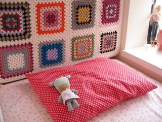 ever wonder what to do with grandma's old crocheted afgan? Could be a cool headboard Patchwork, Diy Headboards, Book Headboard, Diy Fabric Headboard, Cool Headboards, Make Your Own Headboard, Fabric Headboard, Crochet Hexagon, Diy Headboard