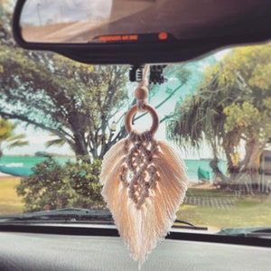 Selling Macrame, Macrame Diffuser, Homemade Diffuser, ميدالية مفاتيح, Diffuser Diy, Car Accessories Interior, Boho Car Accessories, Makramee Diy, Mirror Decoration