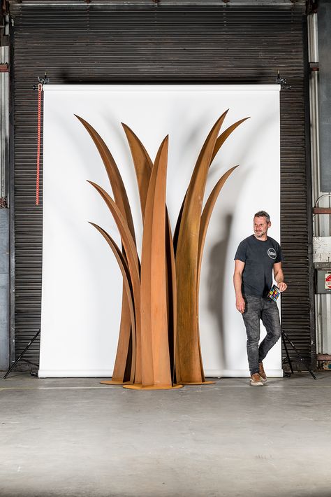A modern sculpture by Lump Sculpture Studio depicting tall reeds of grass made from Corten steel with a natural rusted finish. Palmas, Reed Sculpture, Sculpture Studio, Sculpture Stand, Public Sculpture, Steel Lighting, Steel Art, Metal Art Sculpture, Contemporary Sculpture