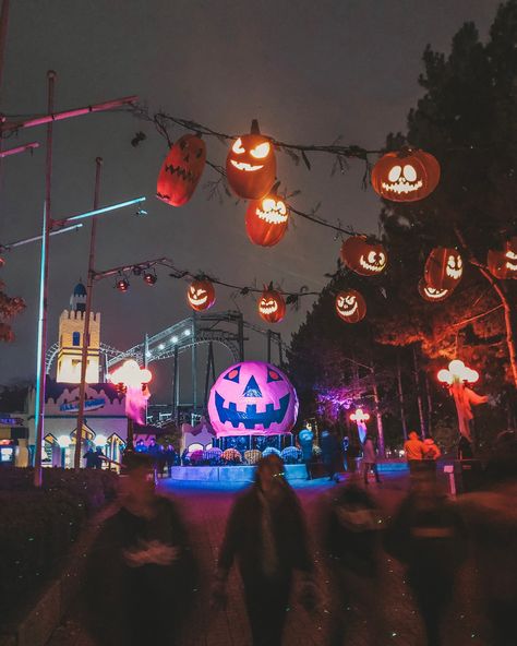 #canada #halloween #pumpkin #jackolantern #halloweentown #wonderland #haunted #fall #photography #october #spooky Nyc Halloween, Wonderland Halloween, Halloween Aesthetics, Halloween Attractions, Canadas Wonderland, Halloween City, Fall Feeling, Teenage Wasteland, Pumpkin Carvings