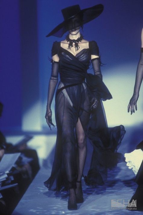 Mugler 90s, 90s Runway Fashion, Runway Fashion Couture, Couture Mode, Thierry Mugler, Vestidos Vintage, Dark Fashion, Mode Vintage, Looks Style