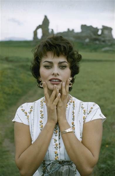 Sophia Loren reveals the simple secret behind her timeless beauty Dirndl, Sofia Loren, Italian Beauty, Italian Actress, Marlene Dietrich, Actrices Hollywood, Sophia Loren, Brigitte Bardot, Iconic Women