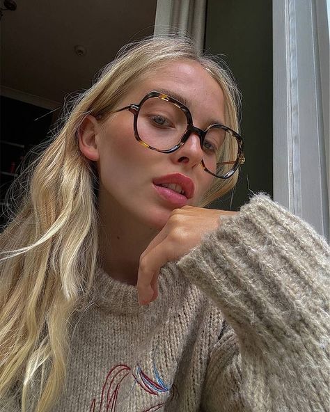 2024 Fashion Trends To Get A Head Start On – Vanessa's Digital Dialogue Cute Eyeglasses For Women, Glasses Inspiration, Glasses Outfit, Glasses Trends, Funky Glasses, نظارات شمسية, Oversized Glasses, Glasses Women, Cool Glasses