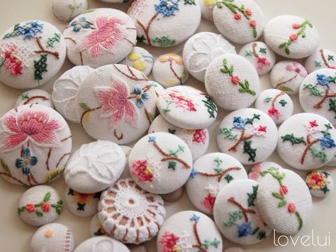 botones bordados Vintage Embroidery, Button Crafts, Buttons Embroidery Ideas, Embroider Buttons, Embroidered Buttons, Fiber Jewelry, Button Art, Embroidery Craft, Embroidery Inspiration