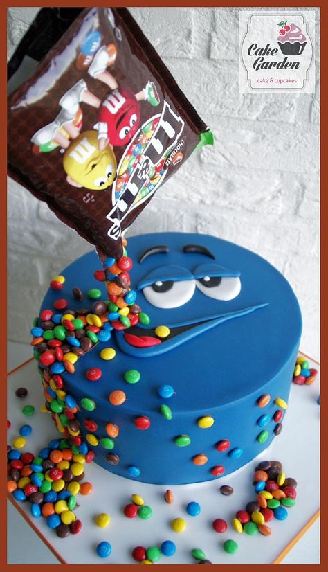 Geburtstagstorte für Schwen Cake Challenge Ideas, Futurama Cake, Goofy Cake, Anti Gravity Cake, M&m Cake, 14th Birthday Cakes, Teen Cakes, Gravity Cake, Birthday Cakes For Teens