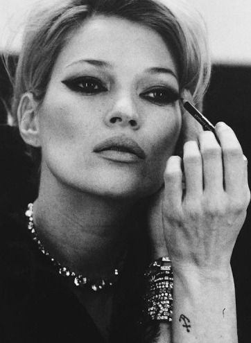 Kate Moss teamed up with the Japanese beauty line Decorté, making it possible to steal her iconic smokey eye. Check out the beauty collab ahead! Kate Moss Stil, Kate Moss 90s, Moss Fashion, Kate Moss Style, Laura Bailey, Queen Kate, Poppy Delevingne, Smoky Eyes, Model Pose