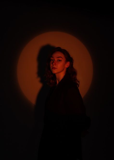 Dark Room Photography Aesthetic, Mysterious Photoshoot Ideas, Dark Room Photoshoot, Room Photoshoot Ideas Instagram, Dark Picture Ideas, Red Light Photoshoot Ideas, Old Money Photoshoot Ideas, Deep Photoshoot, Red Light Photoshoot