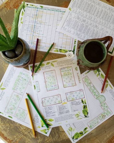 Gardening Journal Printables, Free Garden Planner, Gardening Printables, Companion Planting Chart, Tattoo Plant, Planting Calendar, Backyard Plan, Garden Plots, Garden Planner