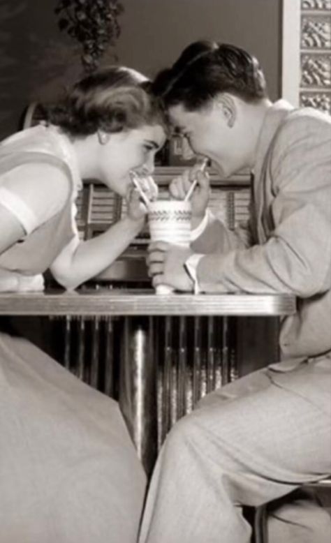 50s Romance, 50s Couple, 50s Aesthetic, Romance Aesthetic, Old Fashioned Love, This Kind Of Love, Romantic Movie, Vintage Couples, Old Couples