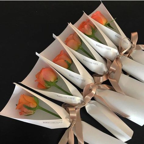 Single Flower Gift Ideas, Individual Flower Wrapping, How To Wrap A Single Flower, One Rose Gift, Single Flower Gift, Single Flower Bouquet, Flowers Bouquet Ideas, Diy Bouquet Wrap, Gubahan Bunga