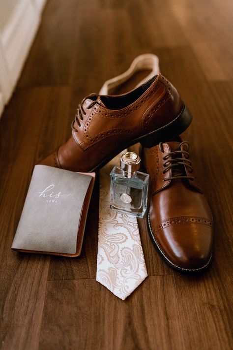 Groomsman Detail Photos, Photographer Detail Shots Wedding, Wedding Flat Lay Photography Groom, Wedding Groom Detail Shots, Groom Flat Lay Photography, Photography Details Wedding, Wedding Decorations Photography, Wedding Shoes Inspiration, Stationary Wedding Pictures