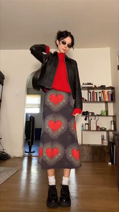 maxi skirt, midi skirt, leather jacket, red sweater, red turtleneck, turtleneck, leather jacket Kawaii, Style A Red Skirt, Midi Skirt 90s Outfit, Red Indie Outfit, Layers Winter Outfits, Red Black Outfit Ideas, Vintage Layered Outfits, Layer Skirt Outfit, Aesthetic Winter Outfits Vintage