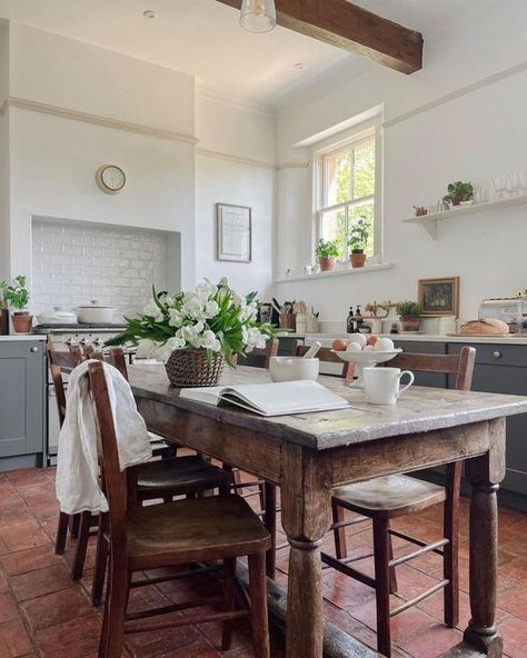 Timeless Kitchen Design, English Country Kitchens, Farm House Livingroom, Timeless Kitchen, English Country House, Country Style Homes, Cottage Kitchen, Elegant Homes, Kitchen Style