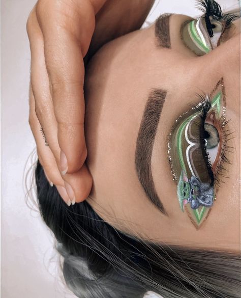 Yoda Makeup Cute, Yoda Makeup, Star Wars Makeup Ideas, Artistic Eyeshadow, Star Wars Makeup, Eye Face Painting, Fashion Expression, Christmas Eyeshadow, Eyeshadow Designs