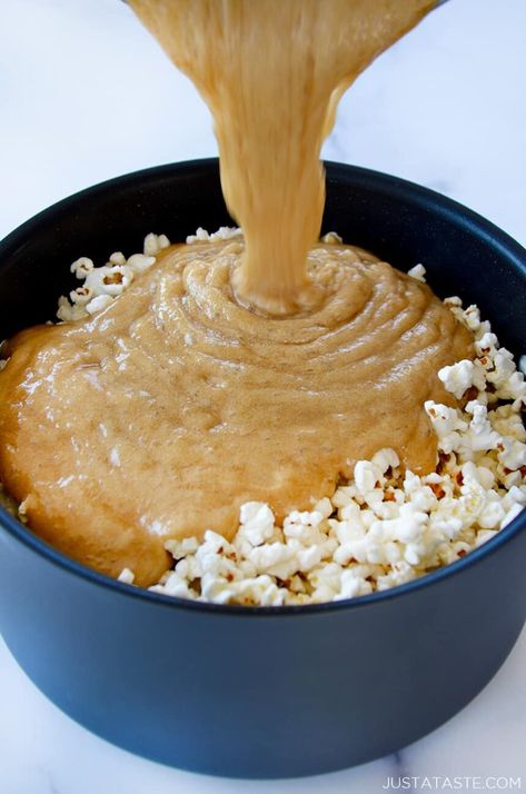 Savory Snacks Easy Quick, Homemade Caramel Corn Recipe, Diy Caramel, Easy Homemade Caramel, Homemade Caramel Popcorn, Popcorn Recipes Easy, Homemade Caramel Corn, Caramel Corn Recipes, Popcorn Treats