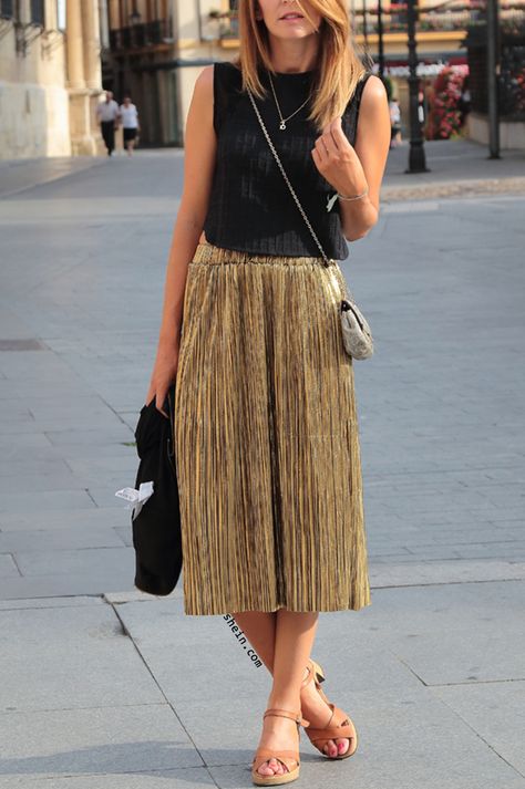 Golden Loose Midi Skirt Couture, Haute Couture, Golden Skirt Outfit, Pleated Skirt Outfit Casual, Gold Skirt Outfit, Glitter Skirt Outfit, Jw Outfits, Golden Skirt, High Waisted Skirt Outfit