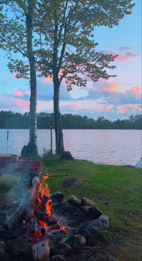 Nature, Camping By The Lake, Outside Life Aesthetic, Lake House Life Aesthetic, Vacation Lake House, Fall Lake Aesthetic, Summer Lake Cabin Aesthetic, Lake Day Ideas, Minnesota Aesthetic Summer