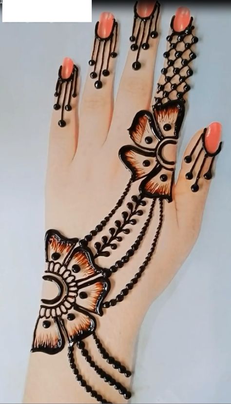 New Short Mehndi Design, Back Hand Mandala Mehndi Designs, R Name Mehandi Design, Simple Mehndi Designs For Front Hand, Short Mehendi Designs For Hands, Front Mehndi Designs Simple, New Mehndi Designs Front Hand, Mehndi Art Designs Front, Simple Mehndi Designs Back Hand