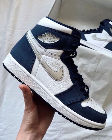 Air Jordan 1 Outfit Midnight Navy, Midnight Navy Jordan 1 Blue Silver Sepatu Air Jordan, Buty Jordan, Обувь Air Jordan, Boty Nike, Skor Sneakers, Populaire Outfits, Navy Blue Shoes, Nike Fashion Shoes, Jordans Women