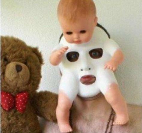 Scary Halloween Masks, Creepy Halloween Costumes, Image Meme, Foto Cartoon, Great Halloween Costumes, Creepy Pictures, Creepy Halloween, Weird Pictures, Creepy Dolls