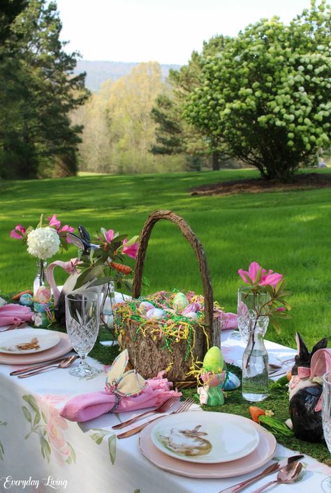 An Easter Picnic + Scriptures Easter Picnic Ideas, Spring Event Ideas, Outdoor Easter Party, Easter Picnic, Easter Tea Party, Creative Easter Baskets, Easter Outdoor, Easter Lunch, Easter Event