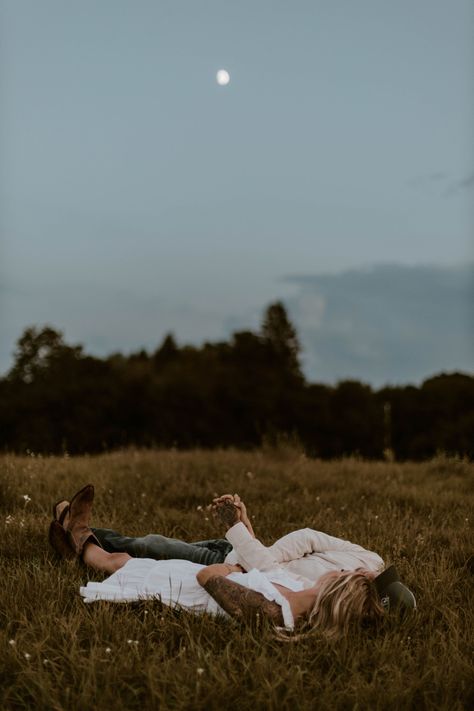 Colorado Couple Photoshoot, Colorado Couples Photoshoot, Couple Stargazing Aesthetic, Engagement Photoshoot Country, Granola Couple Photoshoot, Western Elopement Photoshoot, Western Engagement Shoot, Fairy Engagement Photos, Engagement Photos Blanket