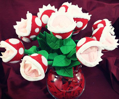 Super Mario Piranha Plant Bouquet Homemade Vase, Diy Geek, Piranha Plant, Geek Diy, Geeky Craft, Nerd Crafts, Diy Hanging Shelves, Crochet Geek, Geek Crafts