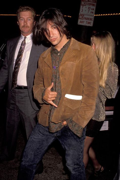 Keanu Reeves at the Point Break Los Angeles premiere, 1991. Hair Shag, Haircut 90s, Spiky Haircut, Shaggy Haircut, Hairstyles 90s, Keanu Reeves Young, Hair 90s, Spiky Hairstyles, Shaggy Hairstyles