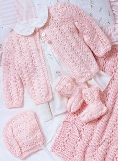 Knitting for Babies Pink Layette Free Knitting Pattern. Perfectly Pink Layette design by Carole Prior. Skill Level: Intermediate Stickbeskrivning Barn, Layette Pattern, Cardigan Bebe, Baby Cardigan Knitting Pattern Free, Baby Cardigan Pattern, Knit Baby Sweaters, Baby Layette, Baby Cardigan Knitting Pattern