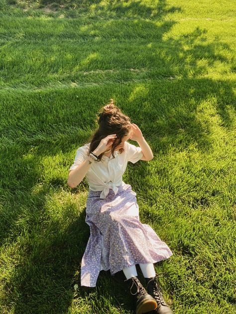 Pose For Long Dress, Park Photography Poses, Summer Picnic Outfit Women, Long Skirt Picture Ideas, Poses With Long Skirts, Flower Long Skirt Outfit, Pose With Long Skirt, Park Photo Ideas Aesthetic, Poses With Long Skirt