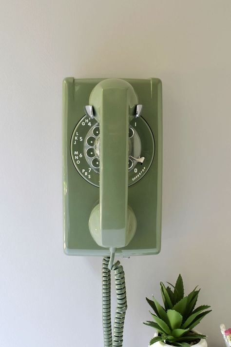 Color Verde Jade, Wall Telephone, Retro Telephone, Mint Aesthetic, Telephone Vintage, 70s Kitchen, Verde Vintage, Sage Green Wallpaper, Mint Green Aesthetic