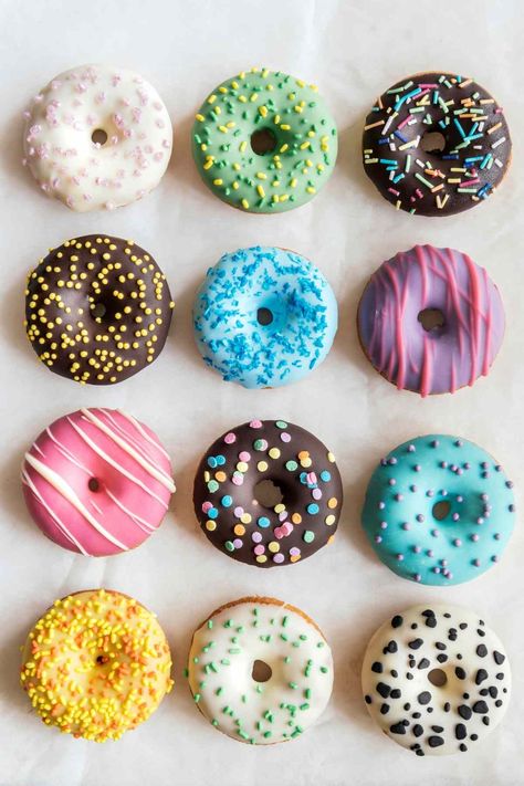 Mini Donut Maker Recipes, Babycakes Donut Maker, Donut Maker Recipes, Beignets Cuits, Mini Donut Recipes, Churro Donuts, Cake Mix Donuts, Donut Decorating Ideas, Mini Donuts Maker