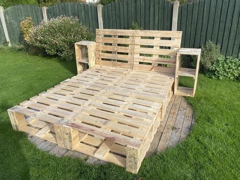 Queen Size Pallet Bed Frame Diy, Bed With Side Tables, Bed Made From Pallets, Palette Bed, Palet Bed, Wallpaper Bedroom Aesthetic, Wood Pallet Bed Frame, Pallet Bed Frame Diy, Wooden Pallet Beds