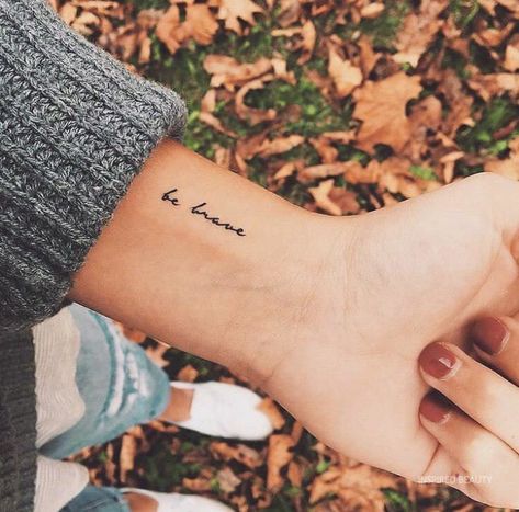 Mini Tattoos Ideas For Girls 30+ to Choose From - Inspired Beauty Wrist Tattoo Writing, Font Tato, Wrist Tattoos Words, Tato Jari, Wrist Tattoos Girls, Tato Dengan Makna, Be Brave Tattoo, Side Wrist Tattoos, Wanderlust Tattoo