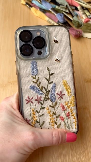 Handmade Back Covers For Phones, Embroidered Phone Case, Mobile Case Diy, Embroidery Cases, Phone Case Diy Paint, Handmade Phone Case, Phone Covers Diy, Sewing Crafts Tutorials, Handmade Embroidery Designs