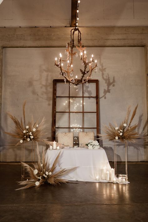 Rustic Sweetheart Table, Sweetheart Table Wedding, Wedding Decor Inspiration, Table Wedding, Future Wedding Plans, Head Table, Wedding Decor Elegant, Wedding Stage, Sweetheart Table