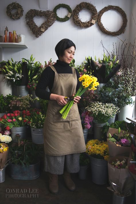 Environment Portrait Photography, Environmental Portrait Photography Ideas, Environmental Photography Portraits, Documentary Portrait Photography, Enviromental Portrait Photography, Florist Portrait, Environment Portrait, Workers Photography, Environmental Portrait Photography