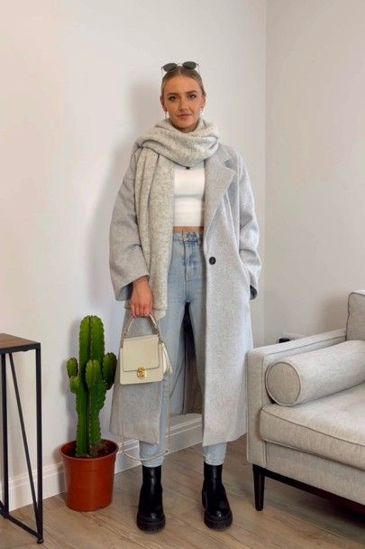 Winter outfit ideas: grey coat, grey scarf, mom jeans and chunky boots #LTKfit #LTKeurope Outfits With Scarf, Grey Coat Outfit, Mantel Outfit, Winter Coat Outfits, New York Outfits, Gray Coat, Winter Fashion Outfits Casual, Cold Outfits, Scarf Outfit