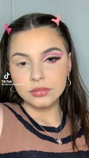 Make Up For Barbie, Karol G Makeup Ideas, Pink Fox Eye Makeup, Pink Eyeshadow For Hooded Eyes, Awesome Makeup Looks, Eyeshadow Looks With Eyeliner, Pink Makeup Rhinestones, Rbd Concert Makeup, Rhinestone Makeup Pink